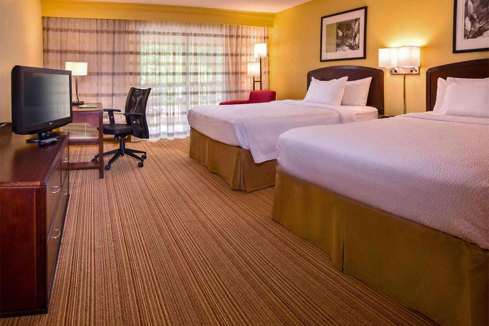 Deluxe Queen Room with Two Queen Beds interior