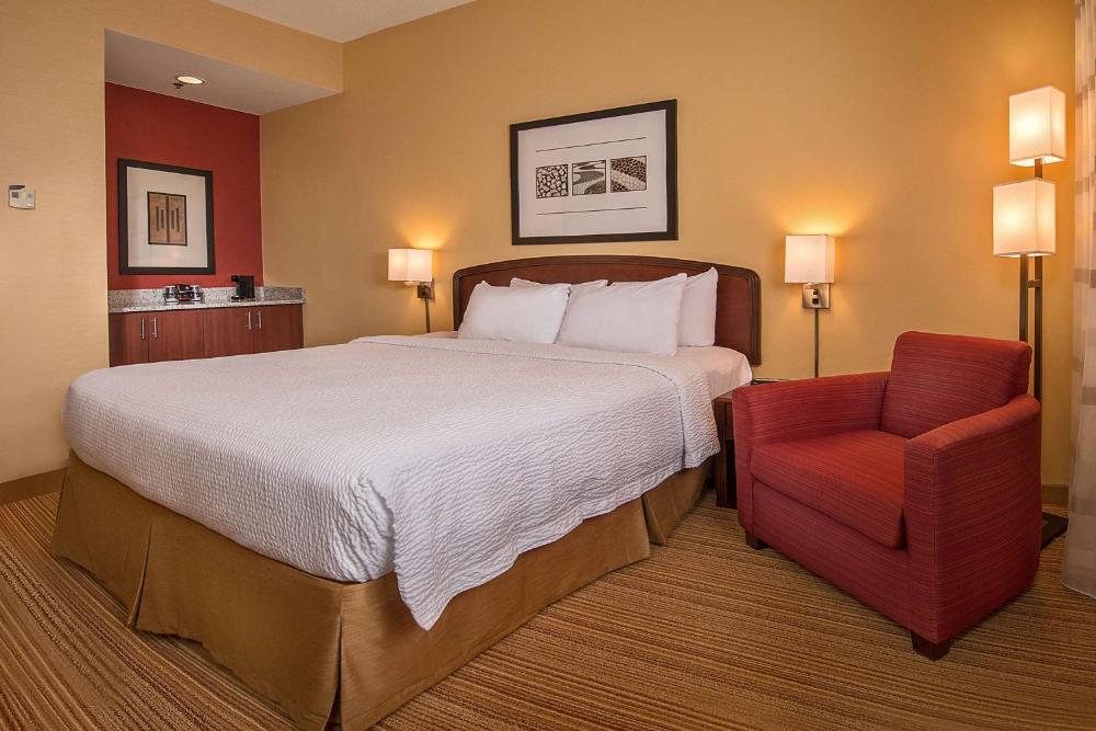One-Bedroom King Suite with Tub - Mobility/Hearing Accessible interior